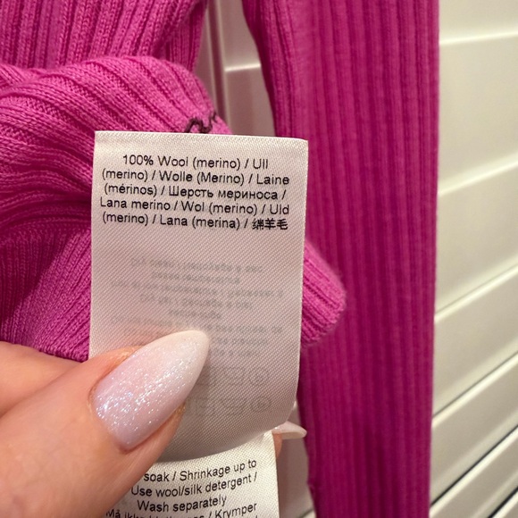 Ganni Ribbed V-Neck Cardigan in Magenta Pink. Wool. Size S - Picture 3 of 4